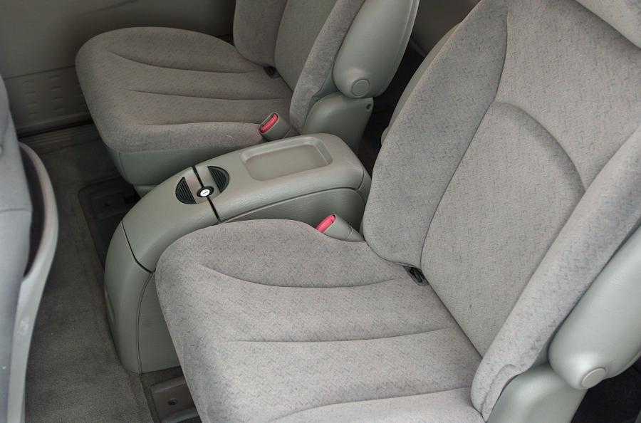Детали интерьера Chrysler Town & Country 2001 года  (фото 15 из 18)